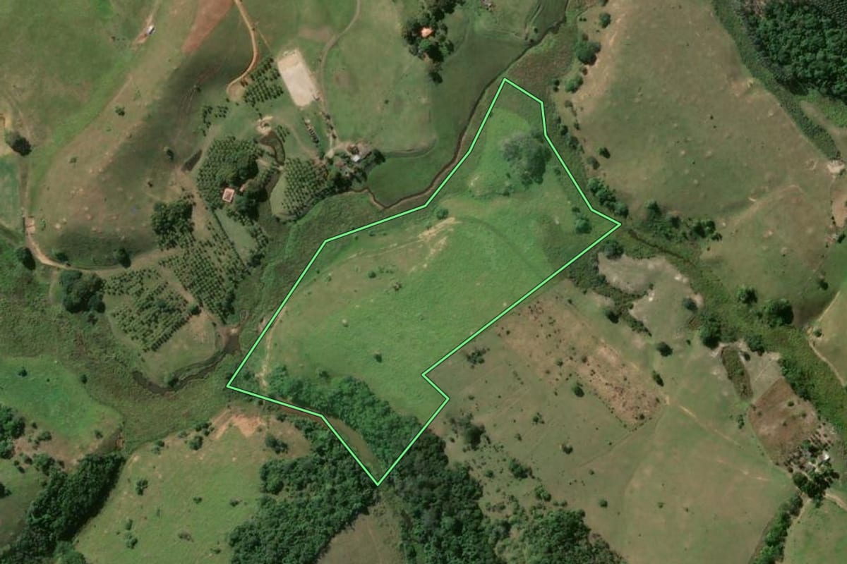 Imagem de satélite do imóvel rural em Conceição de Macabu (RJ), com o contorno declarado no CAR desenhado por cima.