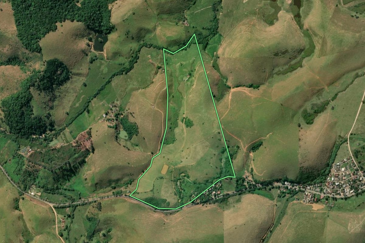 Imagem de satélite do imóvel rural em Conceição de Macabu (RJ), com o contorno declarado no CAR desenhado por cima.