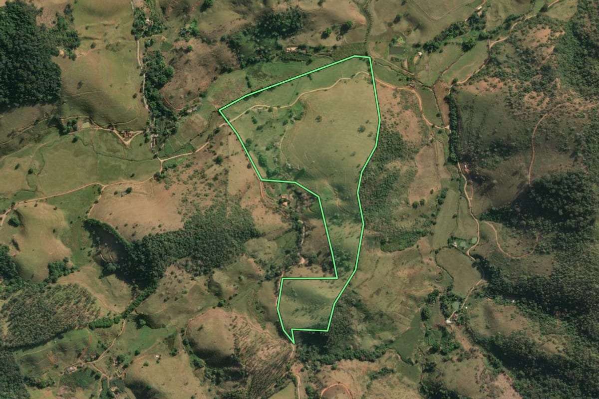 Imagem de satélite do imóvel rural em Cordeiro (RJ), com o contorno declarado no CAR desenhado por cima.