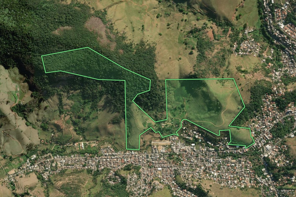 Imagem de satélite do imóvel rural em Cordeiro (RJ), com o contorno declarado no CAR desenhado por cima.