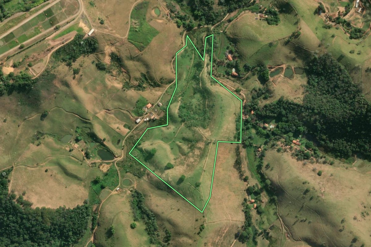Imagem de satélite do imóvel rural em Cordeiro (RJ), com o contorno declarado no CAR desenhado por cima.