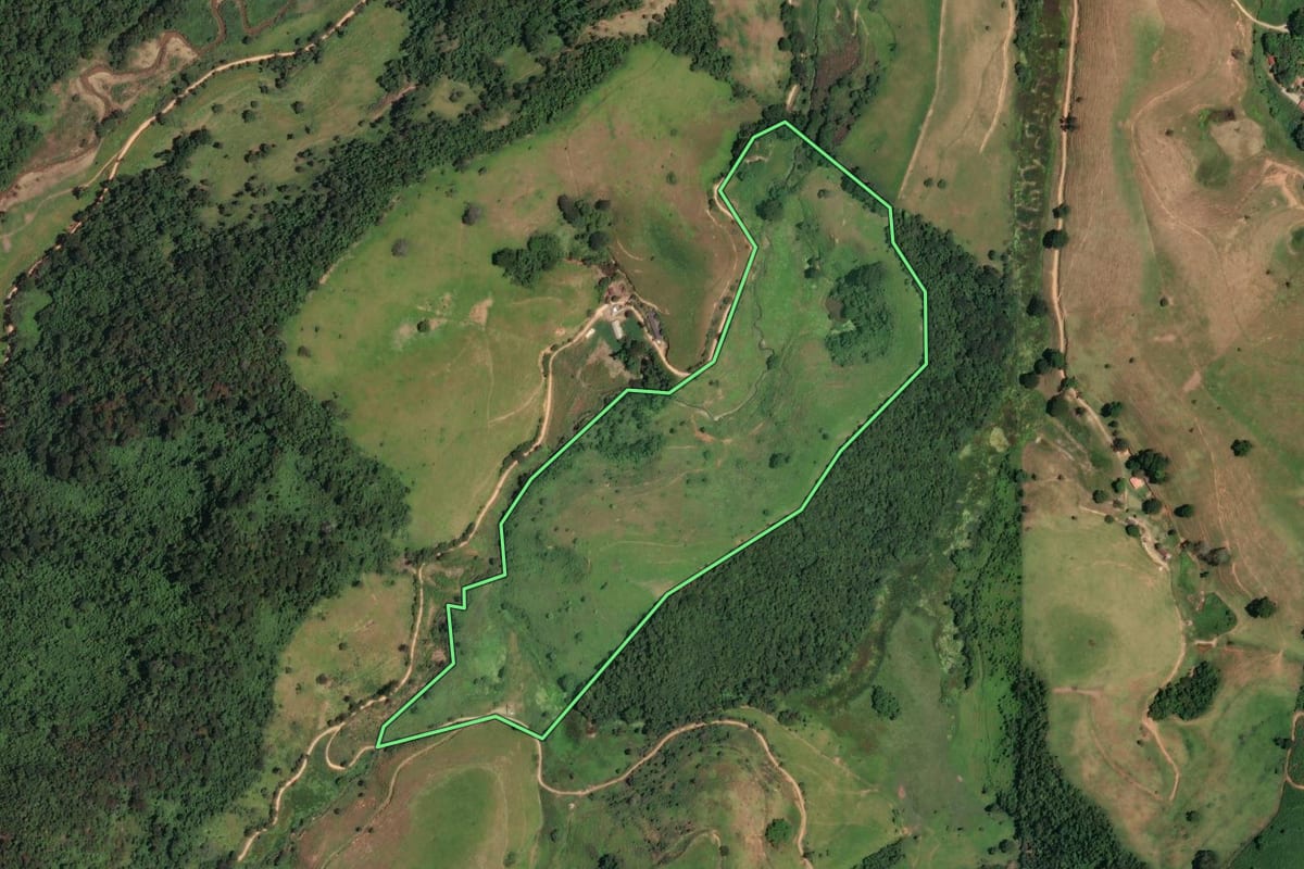 Imagem de satélite do imóvel rural em Duas Barras (RJ), com o contorno declarado no CAR desenhado por cima.