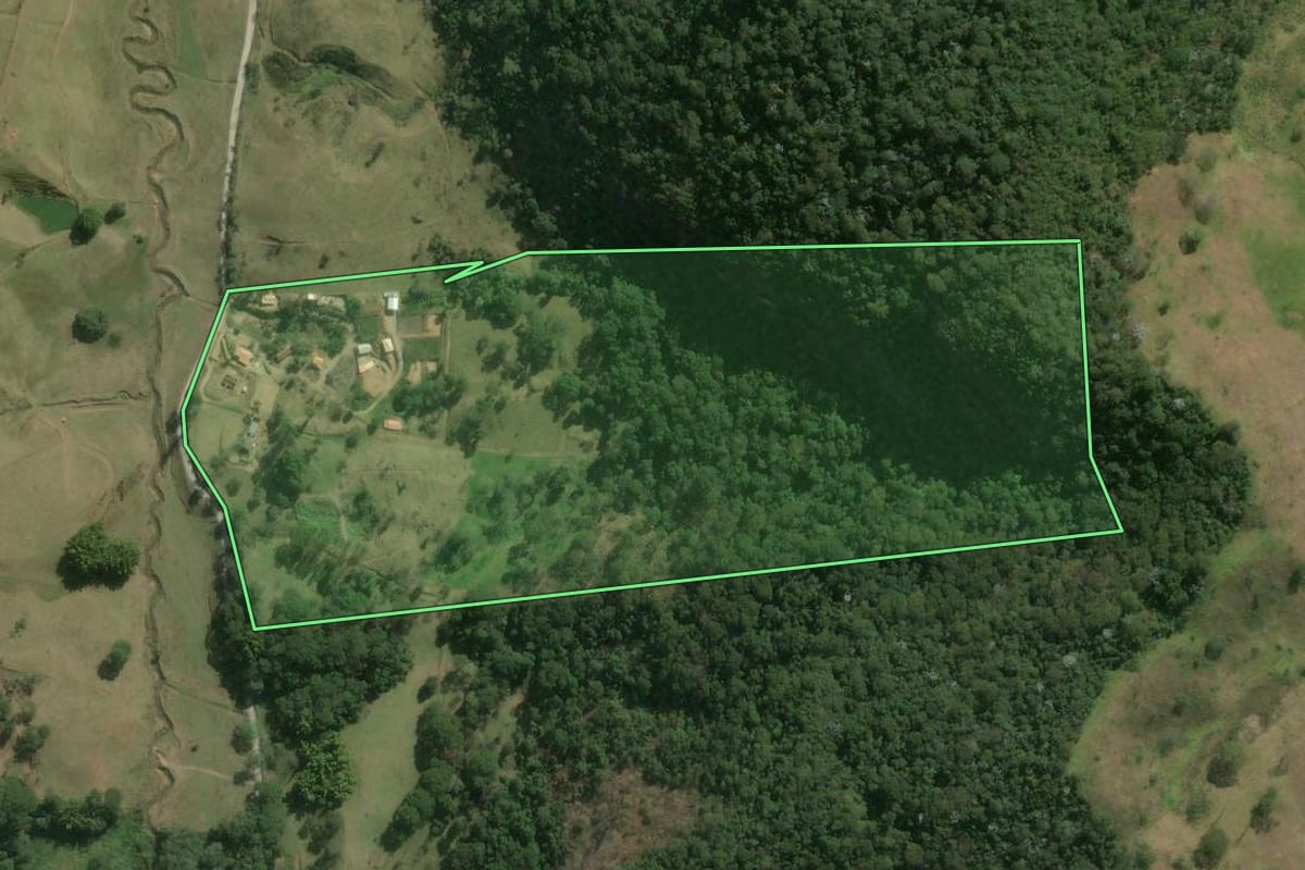 Imagem de satélite do imóvel rural em Duas Barras (RJ), com o contorno declarado no CAR desenhado por cima.
