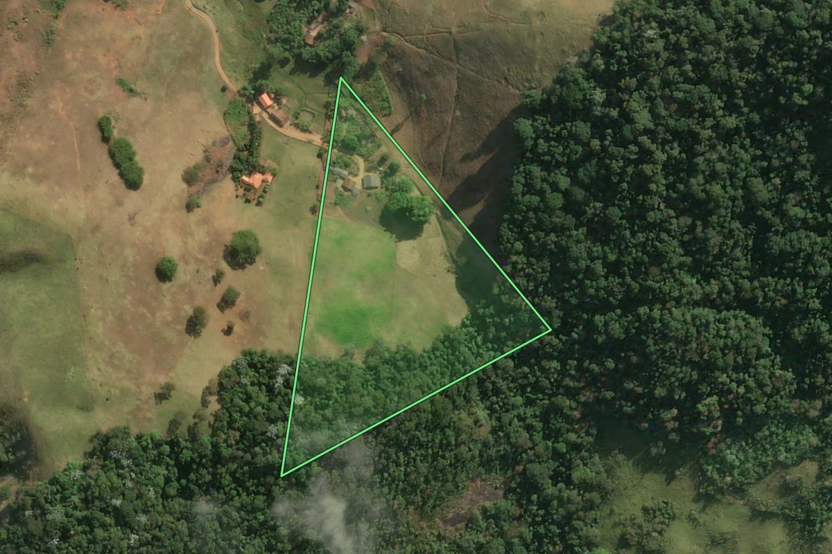 Imagem de satélite do imóvel rural em Duas Barras (RJ), com o contorno declarado no CAR desenhado por cima.