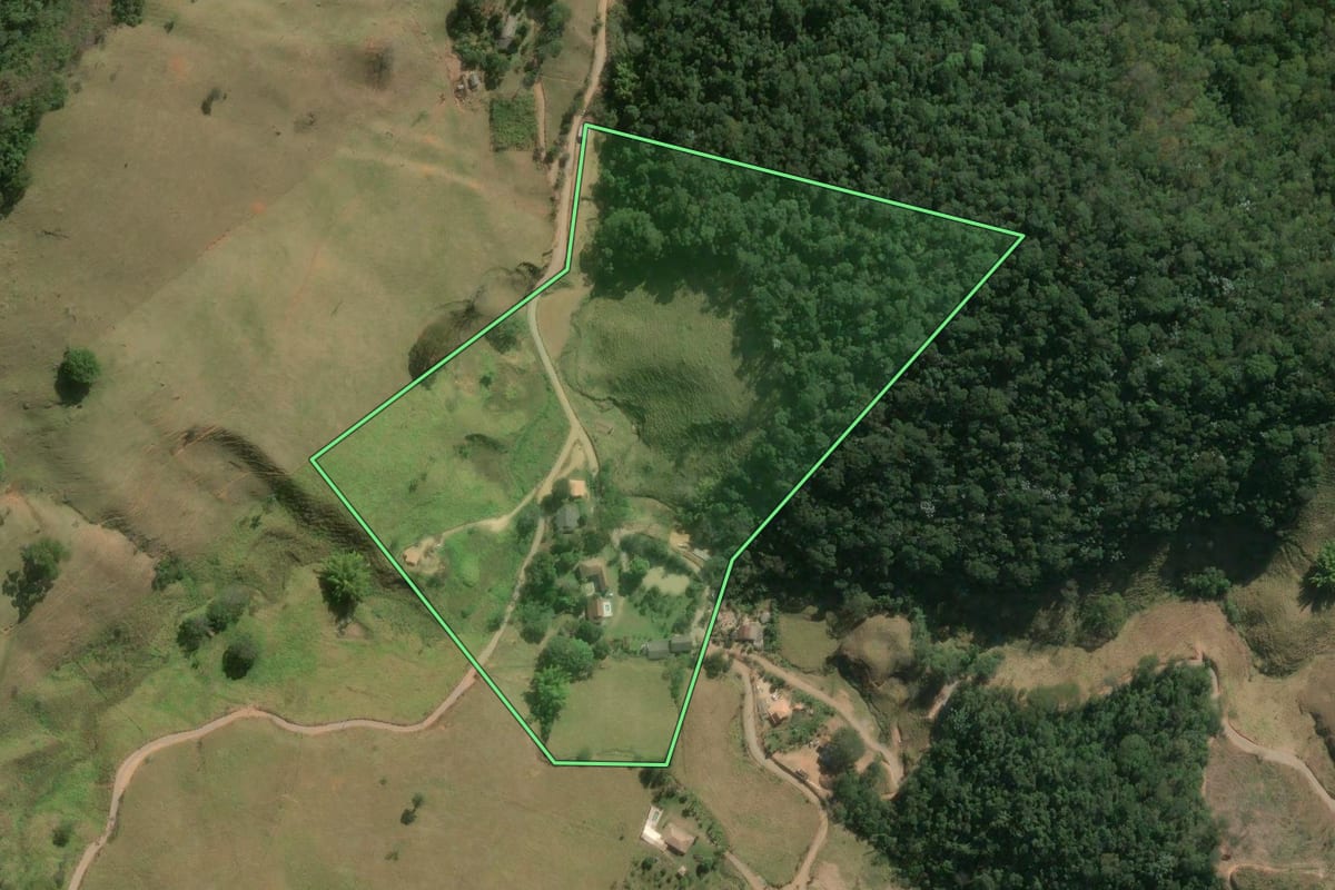 Imagem de satélite do imóvel rural em Duas Barras (RJ), com o contorno declarado no CAR desenhado por cima.
