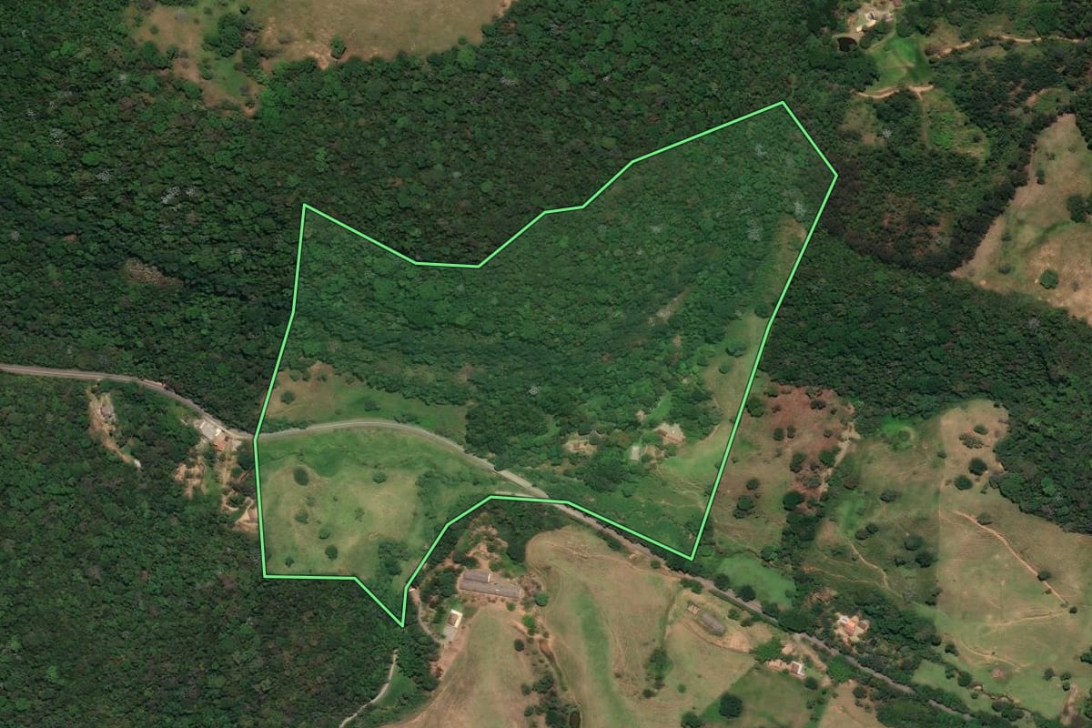 Imagem de satélite do imóvel rural em Duas Barras (RJ), com o contorno declarado no CAR desenhado por cima.