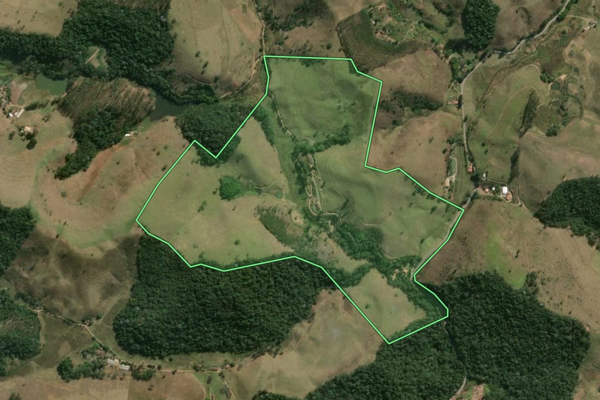 Imagem de satélite do imóvel rural em Duas Barras (RJ), com o contorno declarado no CAR desenhado por cima.