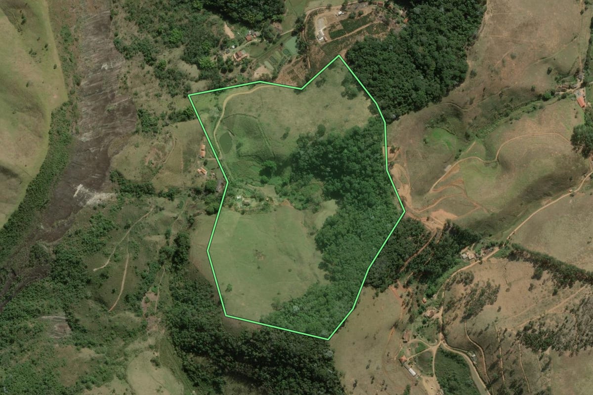 Imagem de satélite do imóvel rural em Duas Barras (RJ), com o contorno declarado no CAR desenhado por cima.