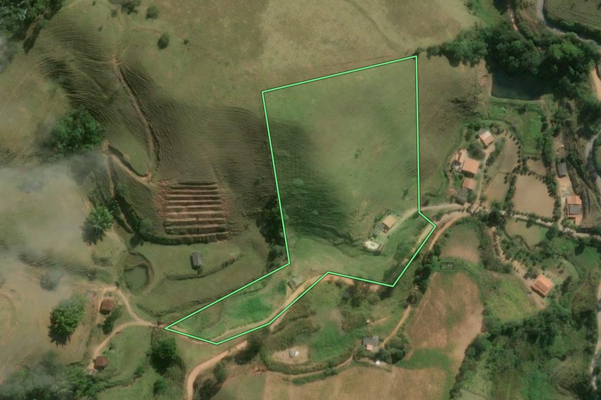 Imagem de satélite do imóvel rural em Duas Barras (RJ), com o contorno declarado no CAR desenhado por cima.