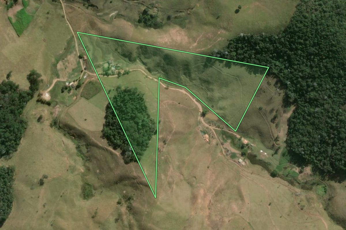 Imagem de satélite do imóvel rural em Duas Barras (RJ), com o contorno declarado no CAR desenhado por cima.