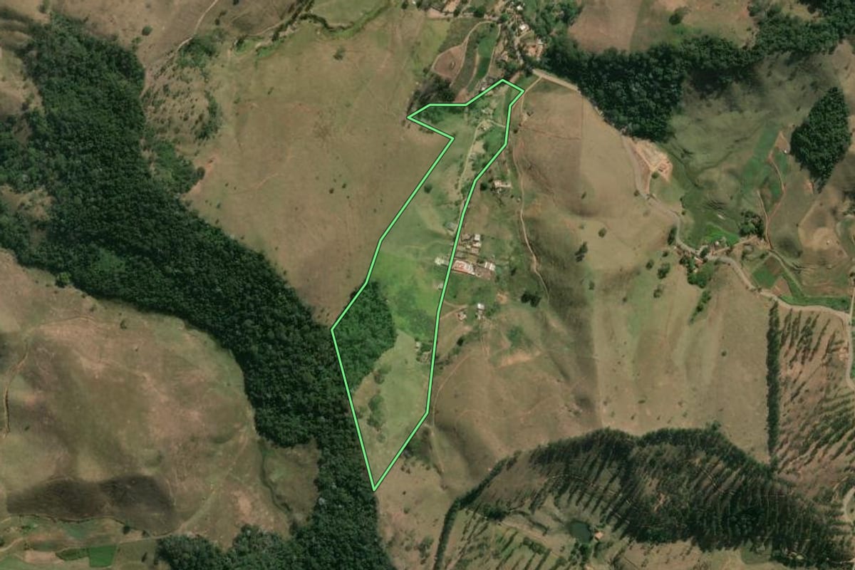 Imagem de satélite do imóvel rural em Duas Barras (RJ), com o contorno declarado no CAR desenhado por cima.