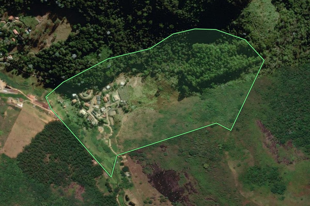 Imagem de satélite do imóvel rural em Duas Barras (RJ), com o contorno declarado no CAR desenhado por cima.