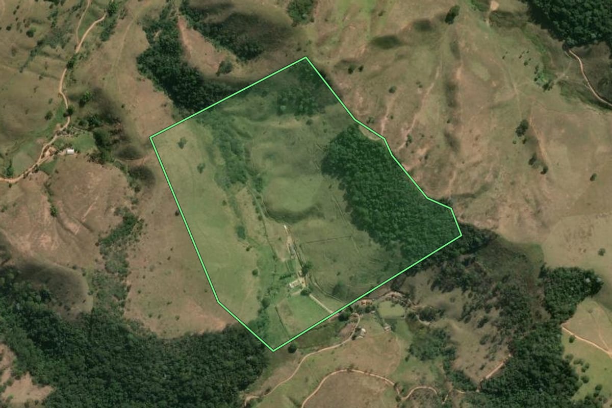 Imagem de satélite do imóvel rural em Duas Barras (RJ), com o contorno declarado no CAR desenhado por cima.