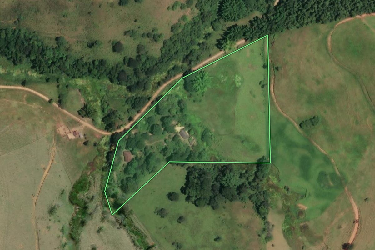 Imagem de satélite do imóvel rural em Duas Barras (RJ), com o contorno declarado no CAR desenhado por cima.