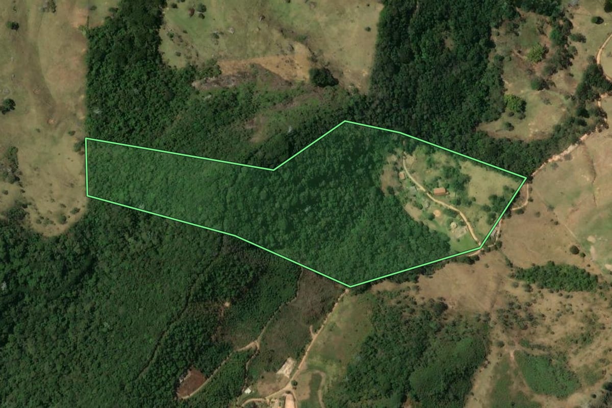 Imagem de satélite do imóvel rural em Duas Barras (RJ), com o contorno declarado no CAR desenhado por cima.