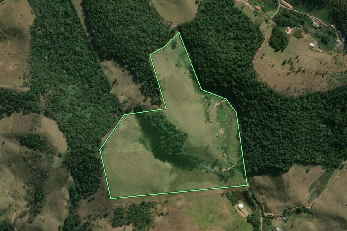 Imagem de satélite do imóvel rural em Duas Barras (RJ), com o contorno declarado no CAR desenhado por cima.
