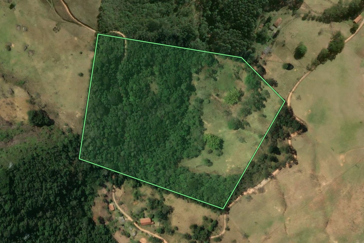 Imagem de satélite do imóvel rural em Duas Barras (RJ), com o contorno declarado no CAR desenhado por cima.