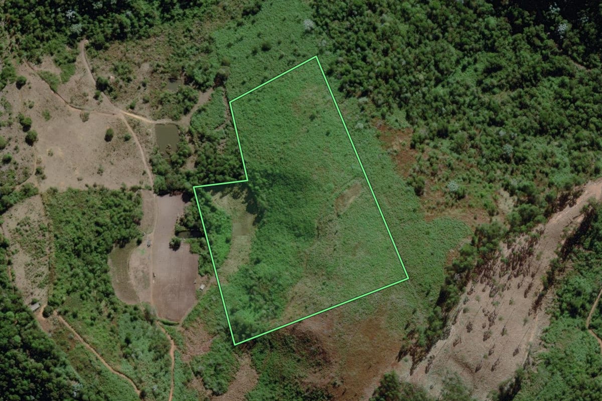 Imagem de satélite do imóvel rural em Duas Barras (RJ), com o contorno declarado no CAR desenhado por cima.