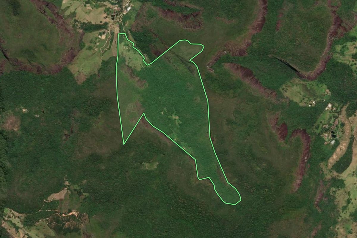 Imagem de satélite do imóvel rural em Duas Barras (RJ), com o contorno declarado no CAR desenhado por cima.