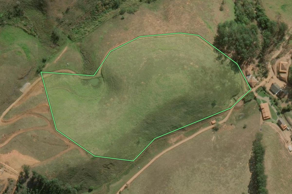 Imagem de satélite do imóvel rural em Duas Barras (RJ), com o contorno declarado no CAR desenhado por cima.