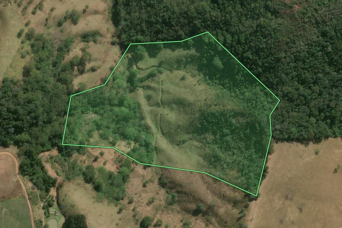 Imagem de satélite do imóvel rural em Duas Barras (RJ), com o contorno declarado no CAR desenhado por cima.