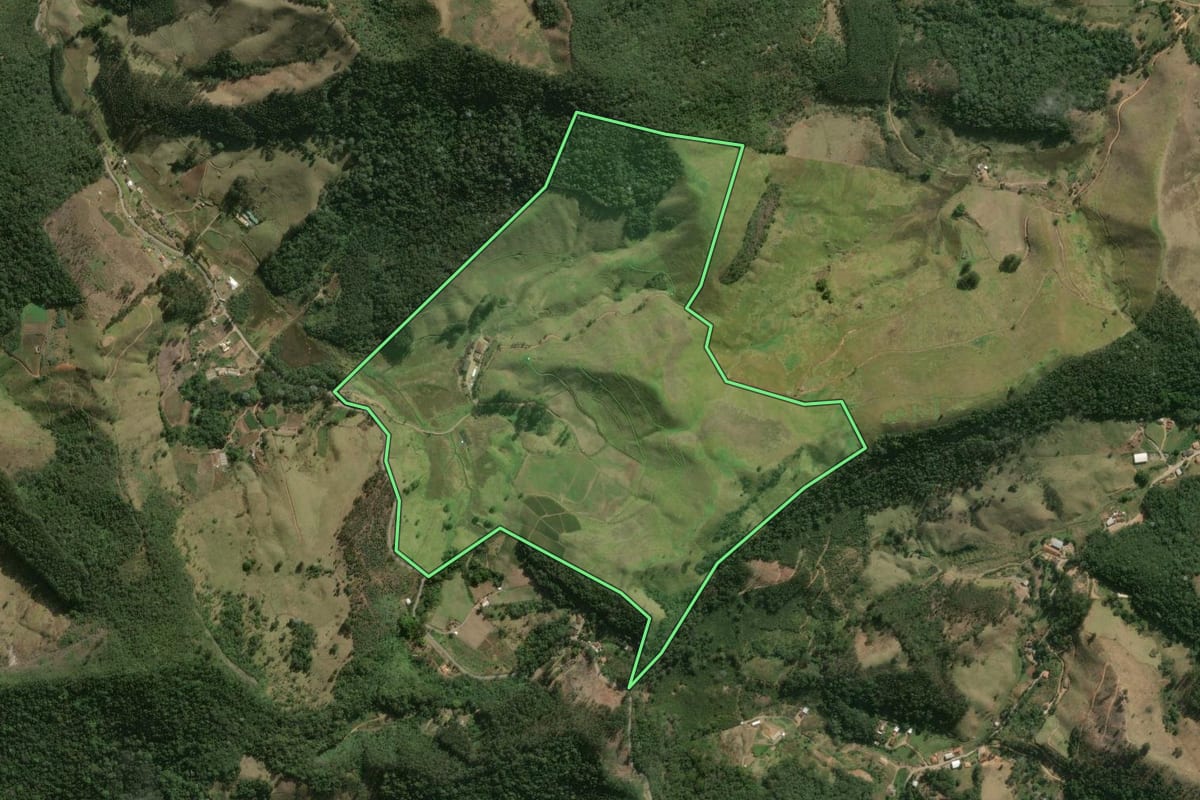 Imagem de satélite do imóvel rural em Duas Barras (RJ), com o contorno declarado no CAR desenhado por cima.