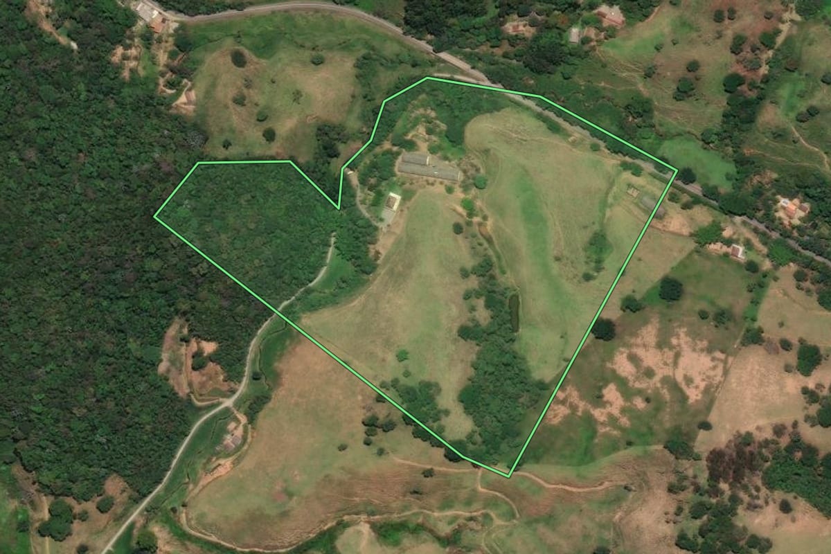 Imagem de satélite do imóvel rural em Duas Barras (RJ), com o contorno declarado no CAR desenhado por cima.