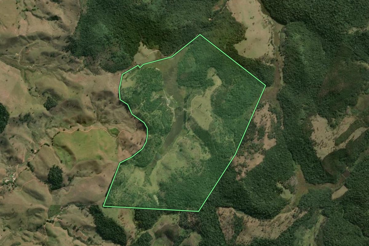 Imagem de satélite do imóvel rural em Duas Barras (RJ), com o contorno declarado no CAR desenhado por cima.