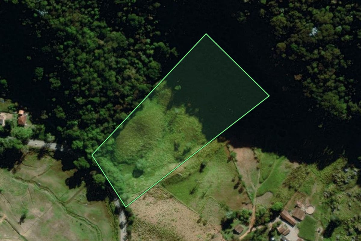 Imagem de satélite do imóvel rural em Duas Barras (RJ), com o contorno declarado no CAR desenhado por cima.