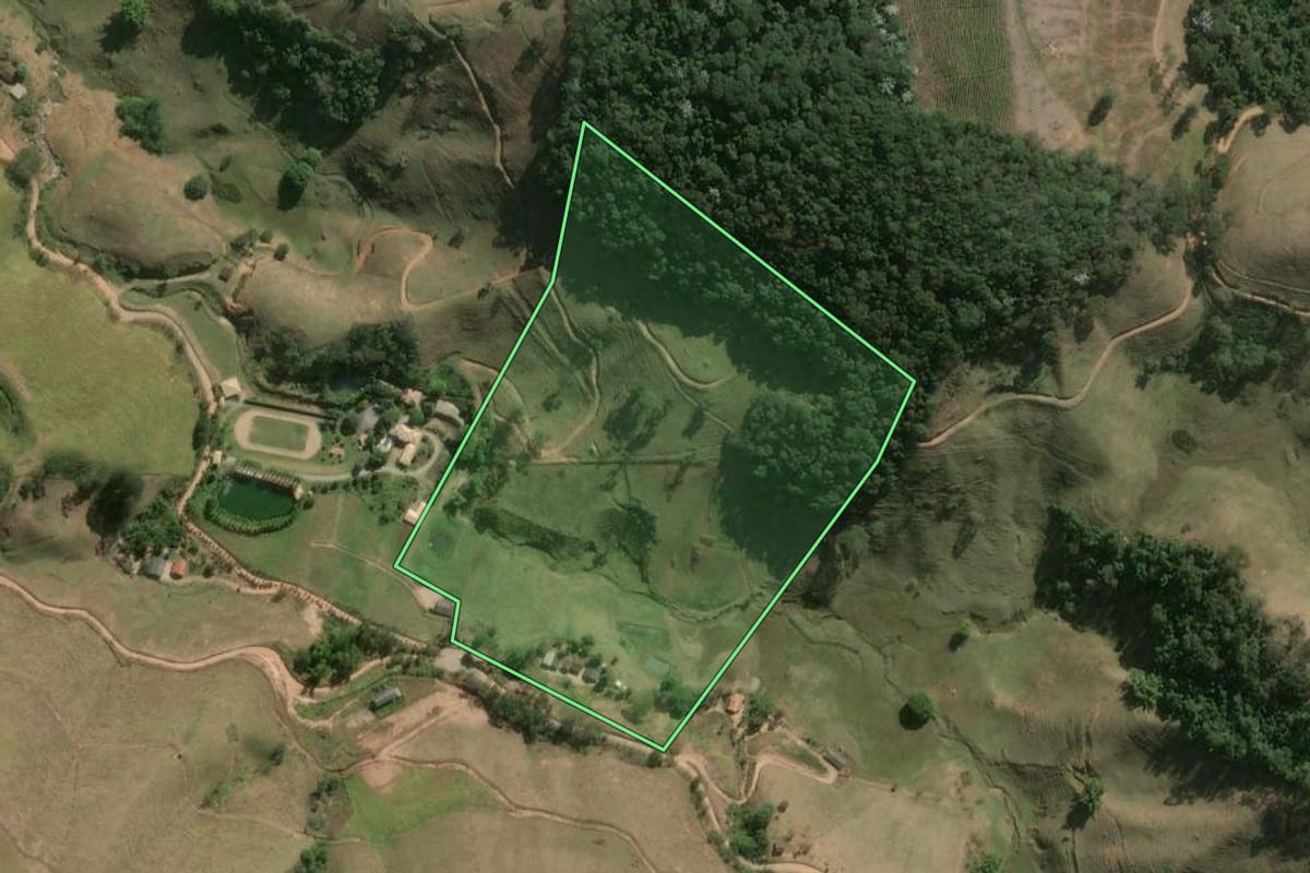 Imagem de satélite do imóvel rural em Duas Barras (RJ), com o contorno declarado no CAR desenhado por cima.