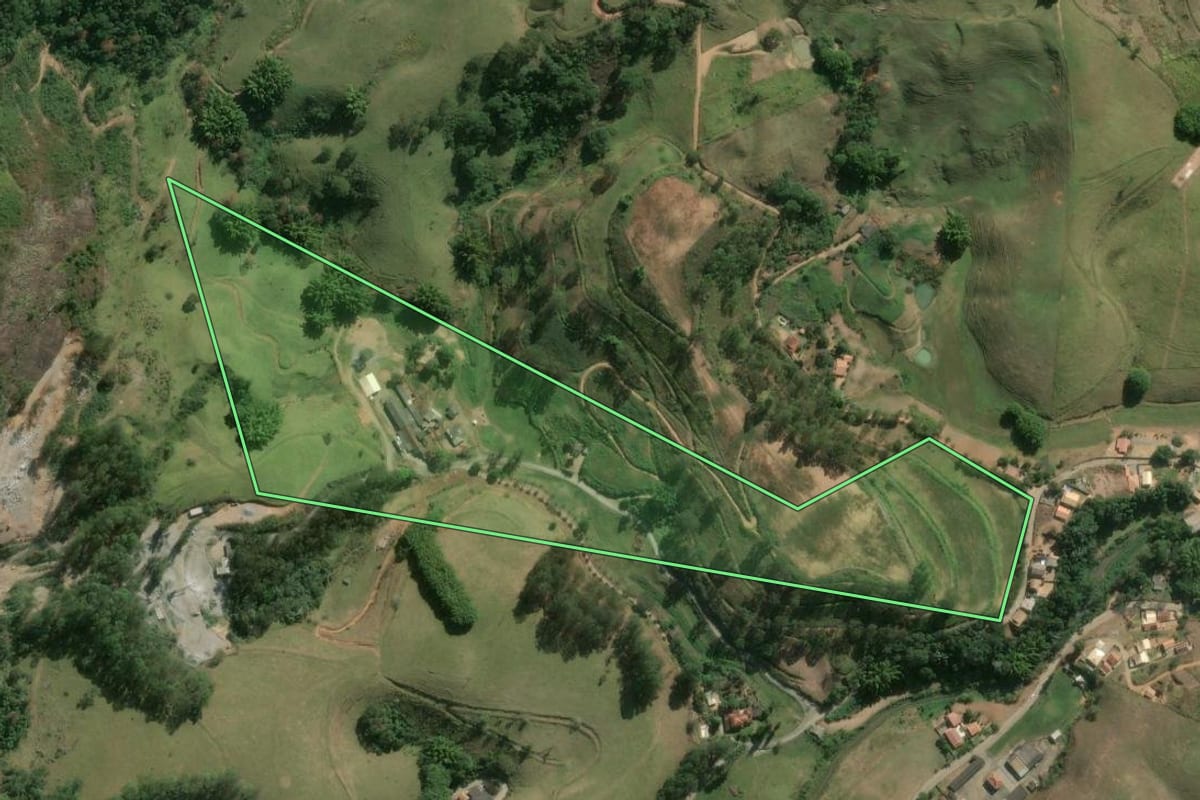 Imagem de satélite do imóvel rural em Duas Barras (RJ), com o contorno declarado no CAR desenhado por cima.