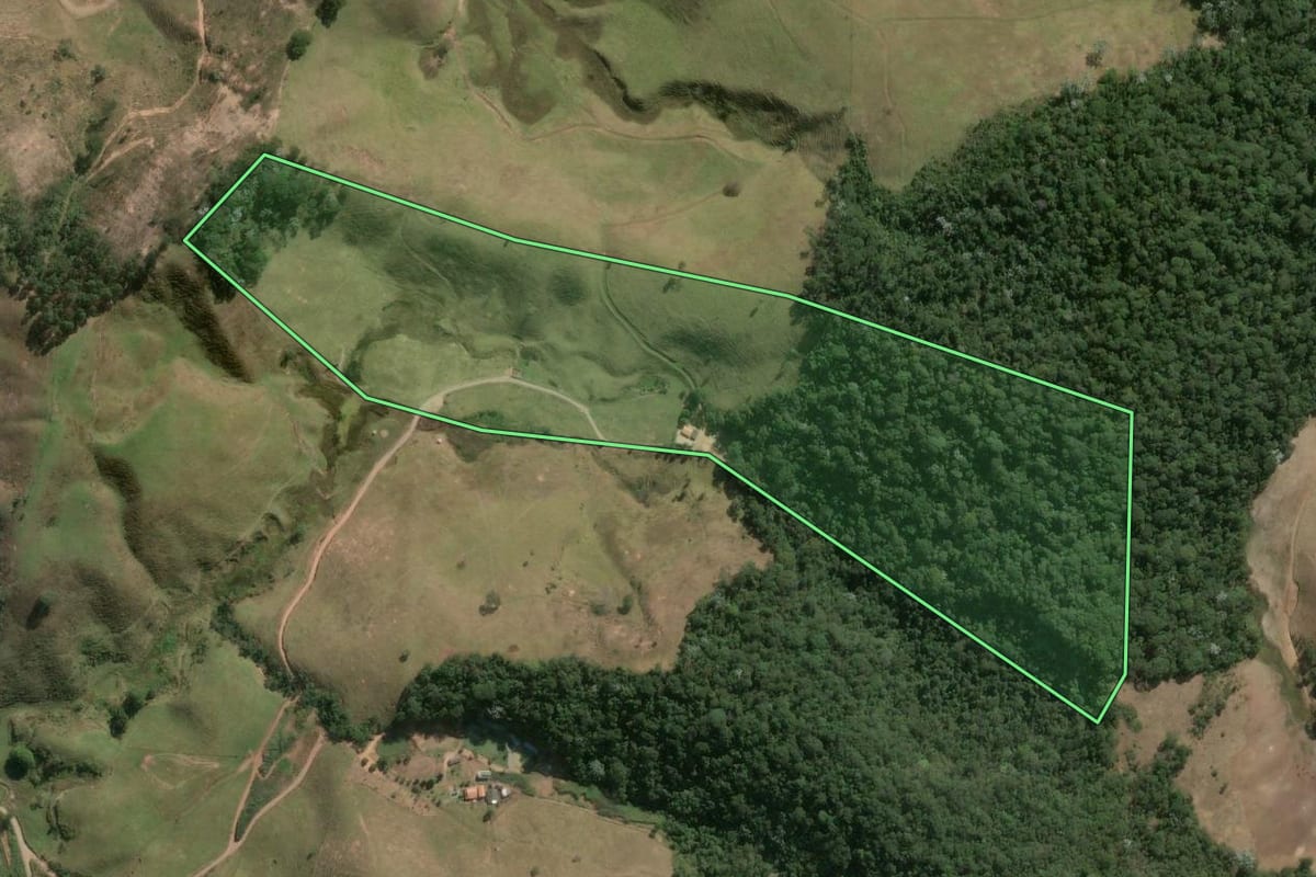Imagem de satélite do imóvel rural em Duas Barras (RJ), com o contorno declarado no CAR desenhado por cima.