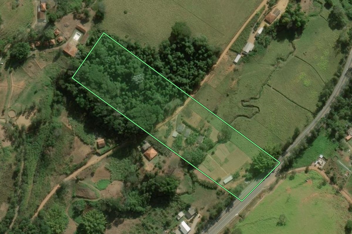 Imagem de satélite do imóvel rural em Duas Barras (RJ), com o contorno declarado no CAR desenhado por cima.