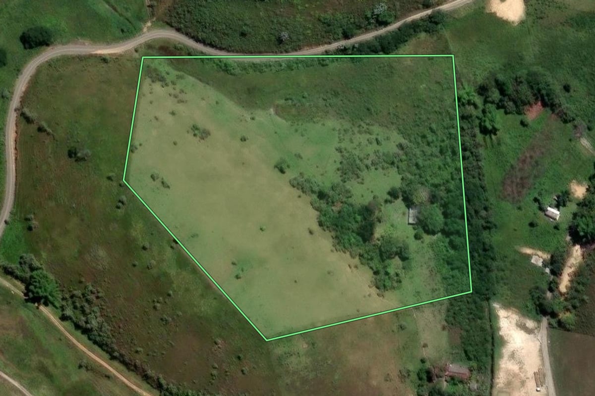 Imagem de satélite do imóvel rural em Duque de Caxias (RJ), com o contorno declarado no CAR desenhado por cima.