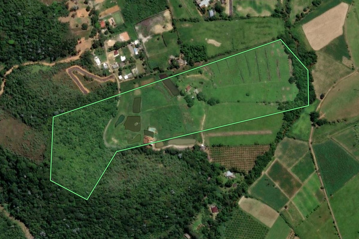 Imagem de satélite do imóvel rural em Duque de Caxias (RJ), com o contorno declarado no CAR desenhado por cima.