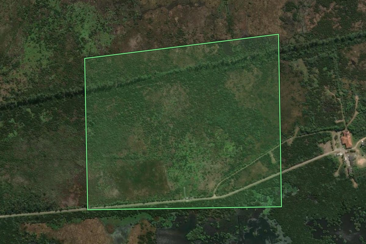 Imagem de satélite do imóvel rural em Duque de Caxias (RJ), com o contorno declarado no CAR desenhado por cima.