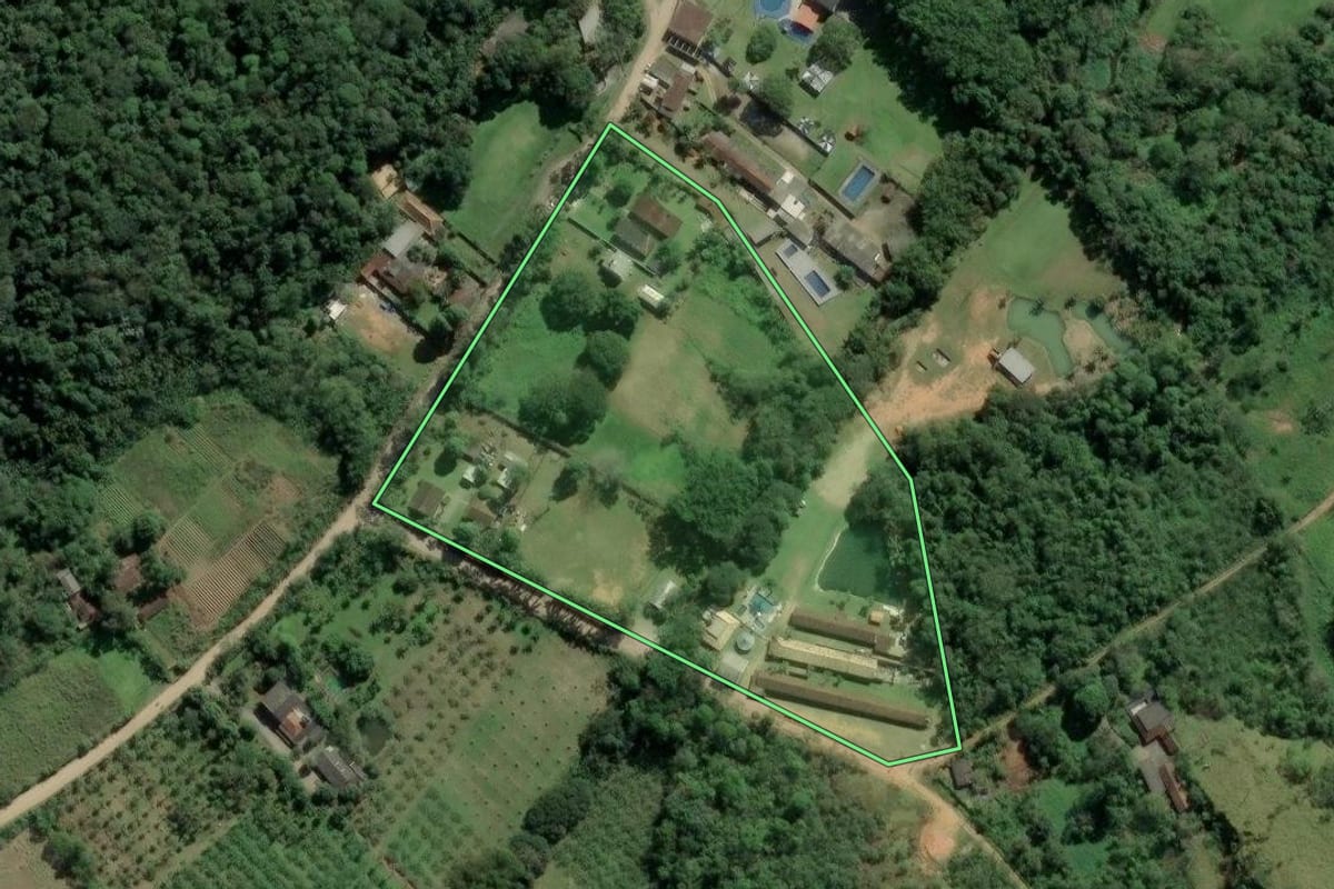 Imagem de satélite do imóvel rural em Duque de Caxias (RJ), com o contorno declarado no CAR desenhado por cima.