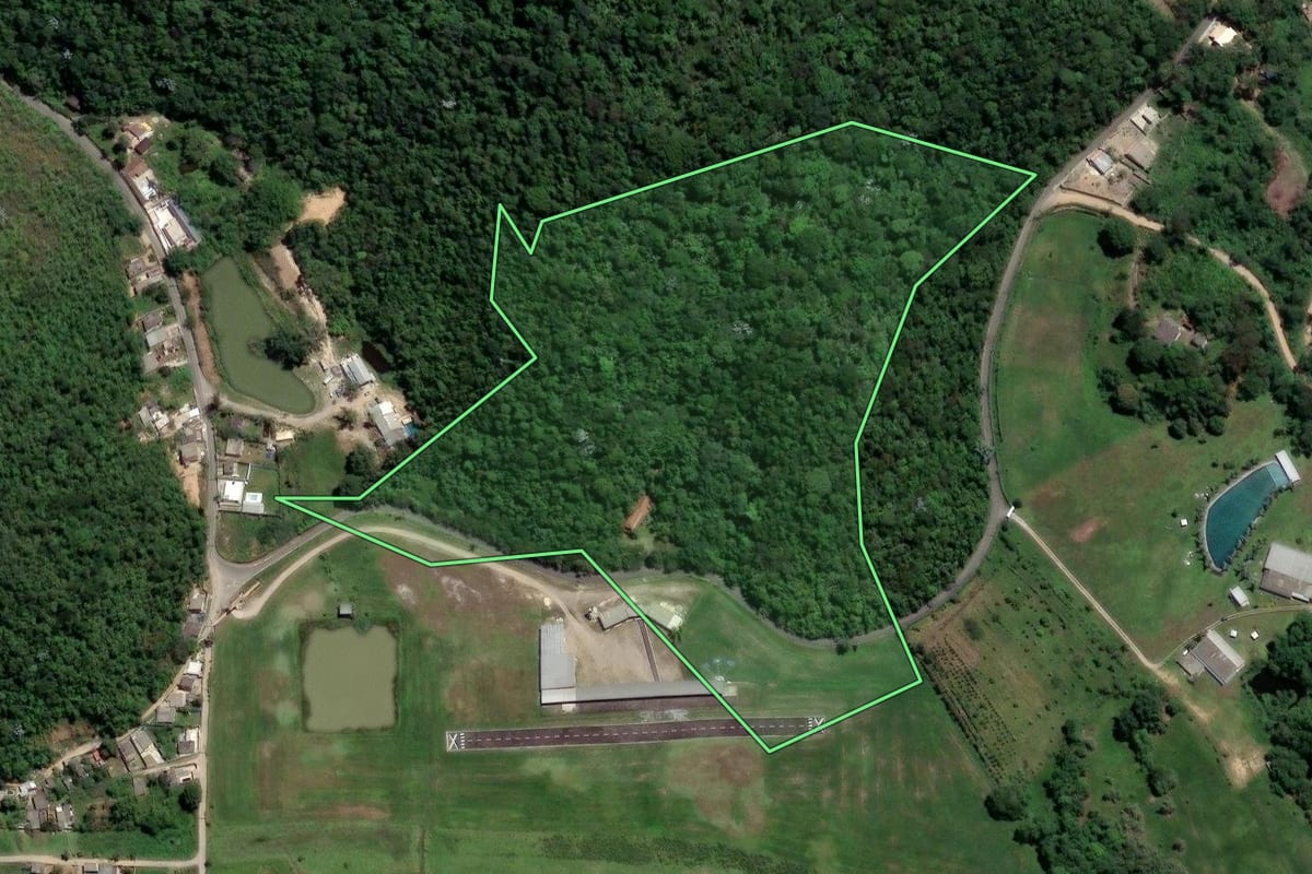 Imagem de satélite do imóvel rural em Duque de Caxias (RJ), com o contorno declarado no CAR desenhado por cima.