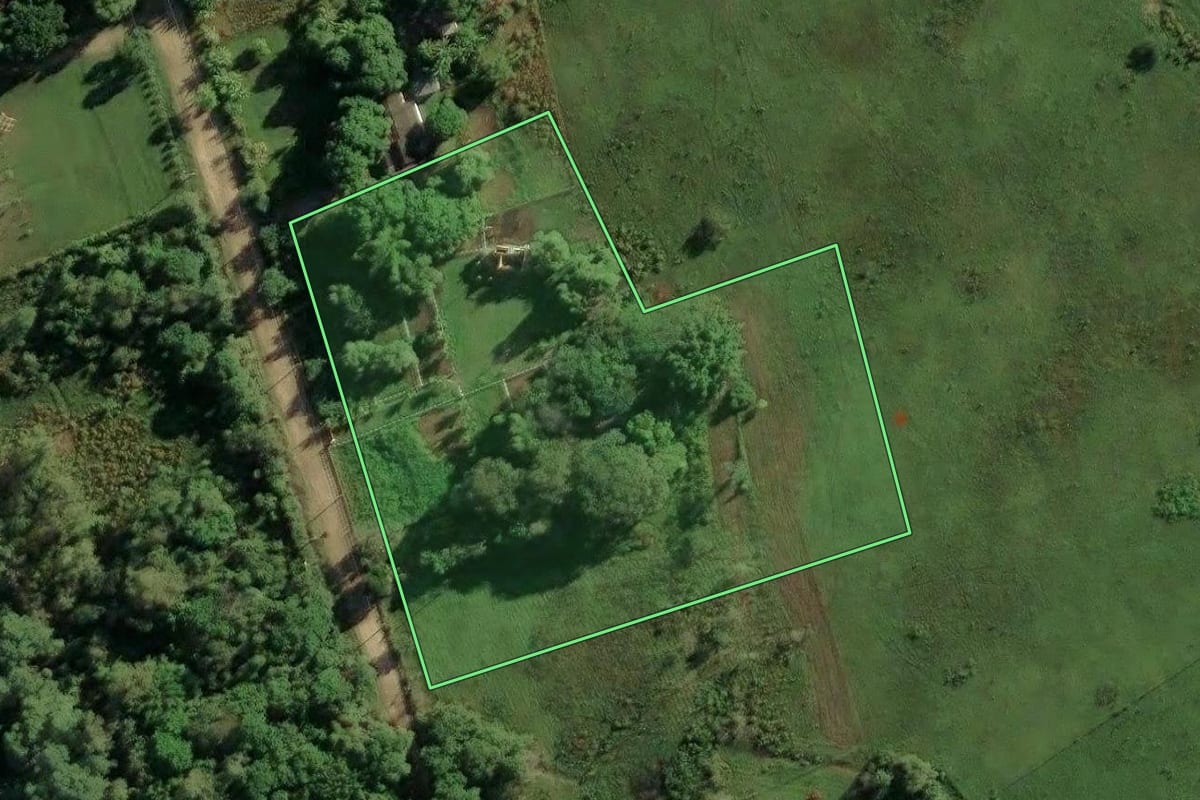 Imagem de satélite do imóvel rural em Duque de Caxias (RJ), com o contorno declarado no CAR desenhado por cima.