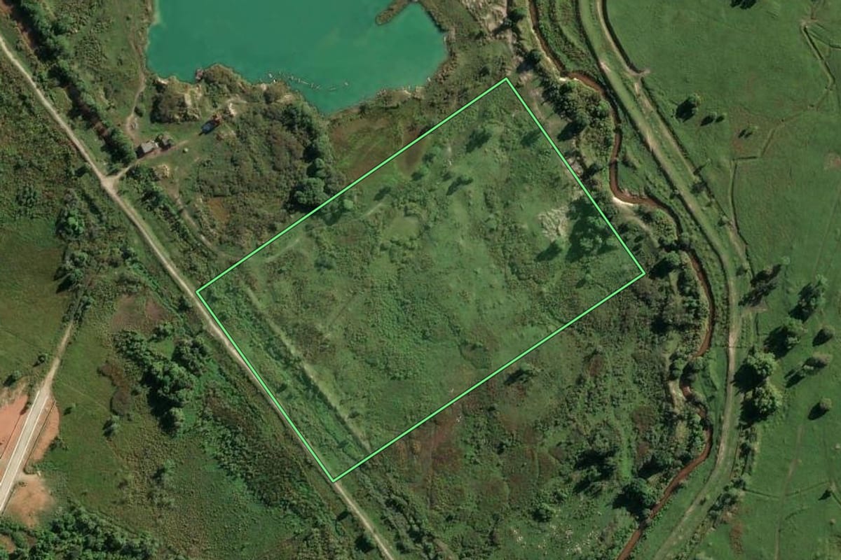 Imagem de satélite do imóvel rural em Duque de Caxias (RJ), com o contorno declarado no CAR desenhado por cima.