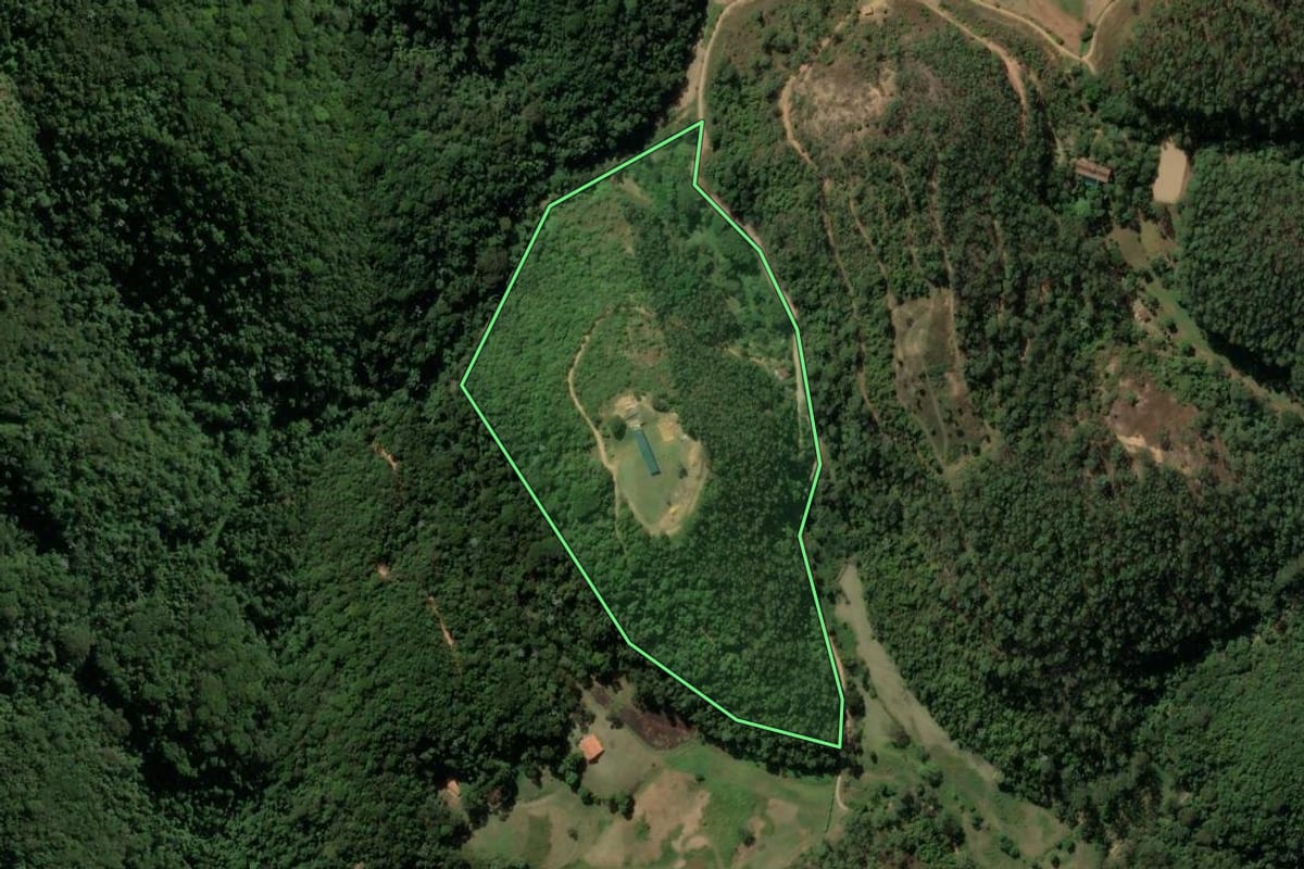 Imagem de satélite do imóvel rural em Engenheiro Paulo de Frontin (RJ), com o contorno declarado no CAR desenhado por cima.