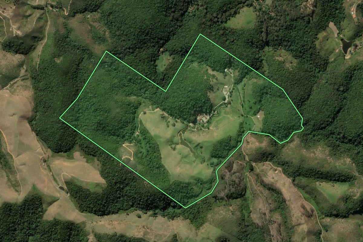 Imagem de satélite do imóvel rural em Engenheiro Paulo de Frontin (RJ), com o contorno declarado no CAR desenhado por cima.