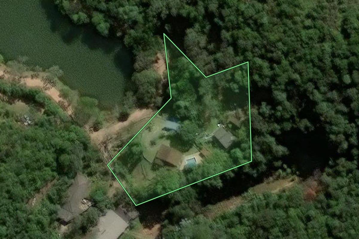 Imagem de satélite do imóvel rural em Engenheiro Paulo de Frontin (RJ), com o contorno declarado no CAR desenhado por cima.
