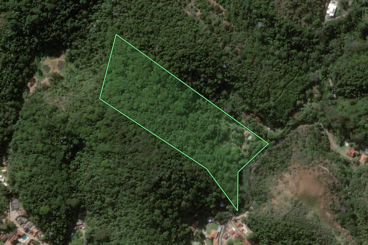 Imagem de satélite do imóvel rural em Engenheiro Paulo de Frontin (RJ), com o contorno declarado no CAR desenhado por cima.