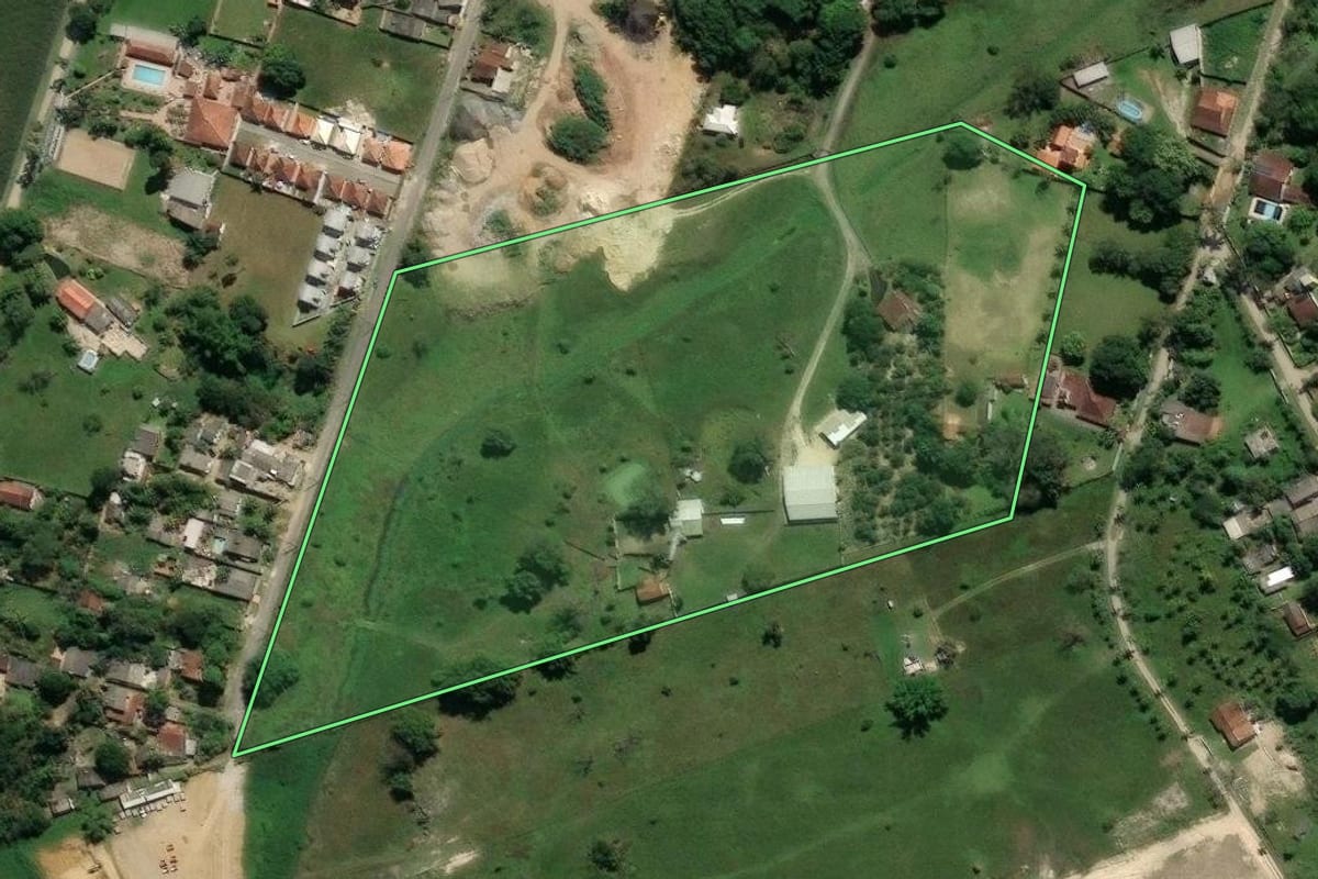 Imagem de satélite do imóvel rural em Guapimirim (RJ), com o contorno declarado no CAR desenhado por cima.