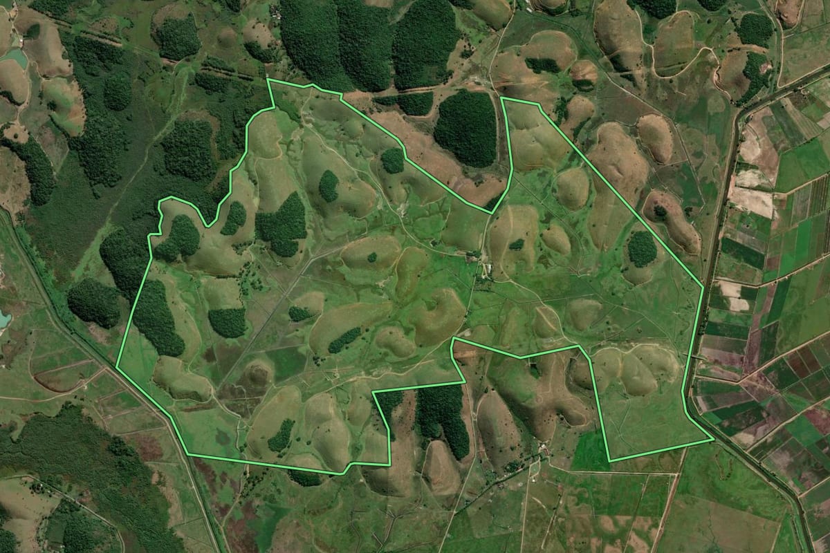 Imagem de satélite do imóvel rural em Guapimirim (RJ), com o contorno declarado no CAR desenhado por cima.