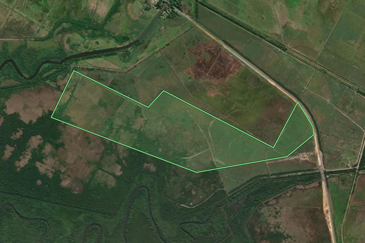 Imagem de satélite do imóvel rural em Guapimirim (RJ), com o contorno declarado no CAR desenhado por cima.