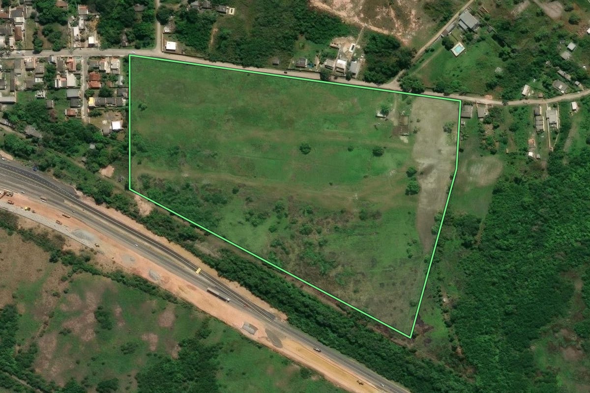 Imagem de satélite do imóvel rural em Guapimirim (RJ), com o contorno declarado no CAR desenhado por cima.