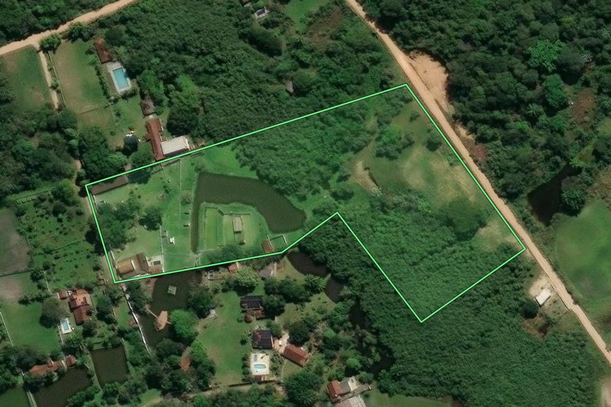 Imagem de satélite do imóvel rural em Guapimirim (RJ), com o contorno declarado no CAR desenhado por cima.