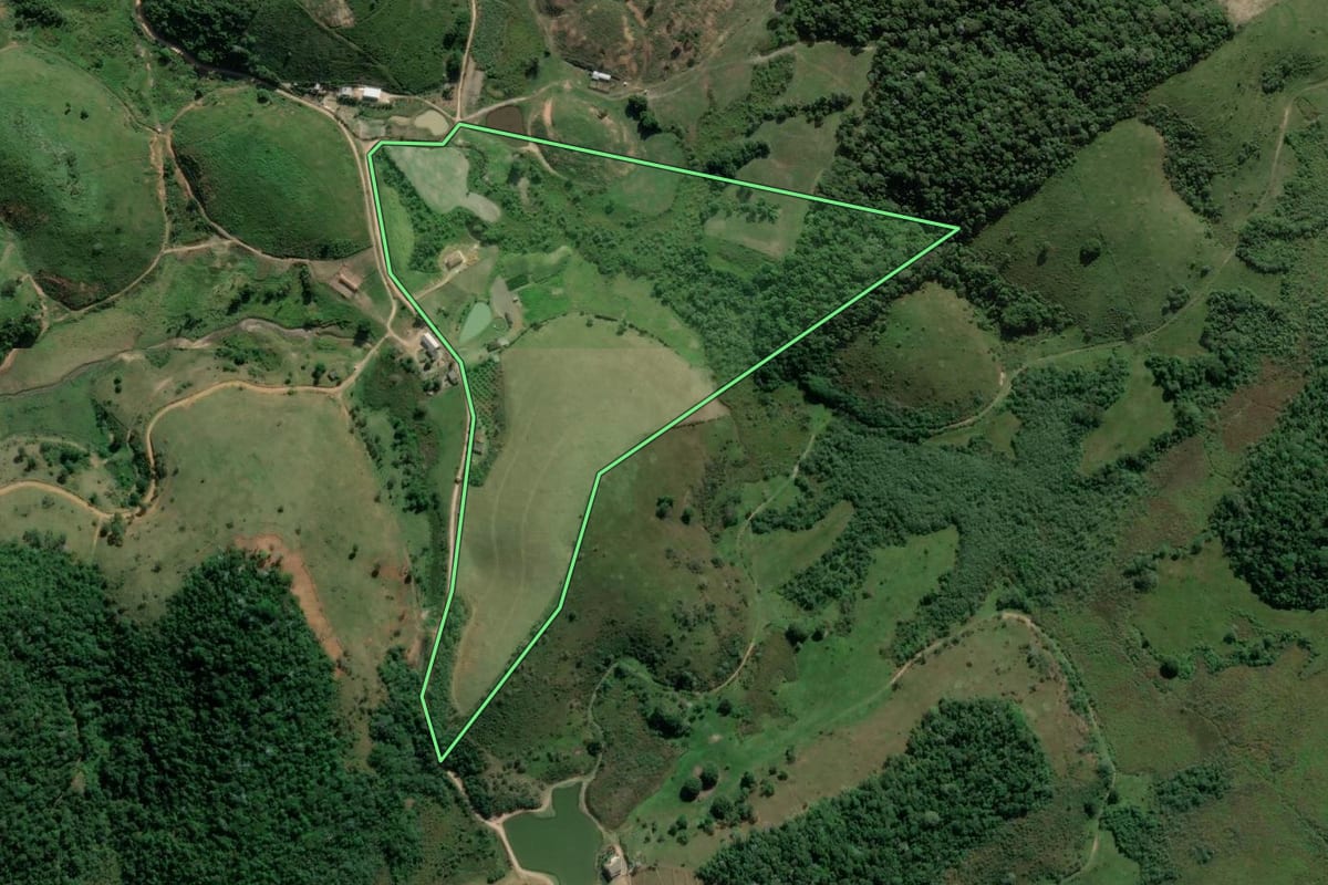 Imagem de satélite do imóvel rural em Guapimirim (RJ), com o contorno declarado no CAR desenhado por cima.